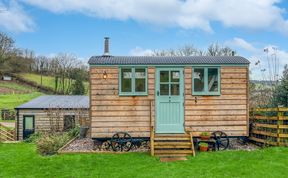 Photo of Foxgloves Hut, Brompton Regis