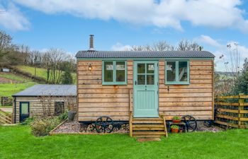 Foxgloves Hut, Brompton Regis Holiday Home