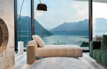 The Lake Embrace Holiday Home