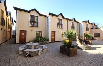 No 2 Clifden Court Holiday Home