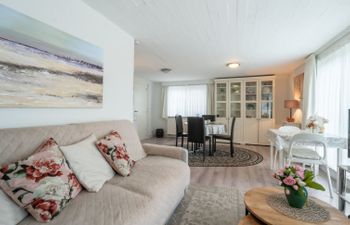 Zeelucht with private garden Holiday Home