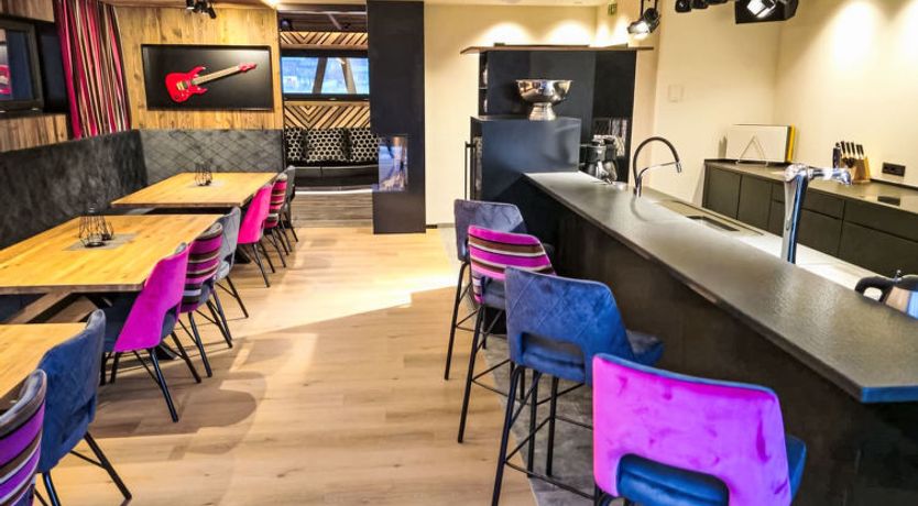 Photo of das rocking home