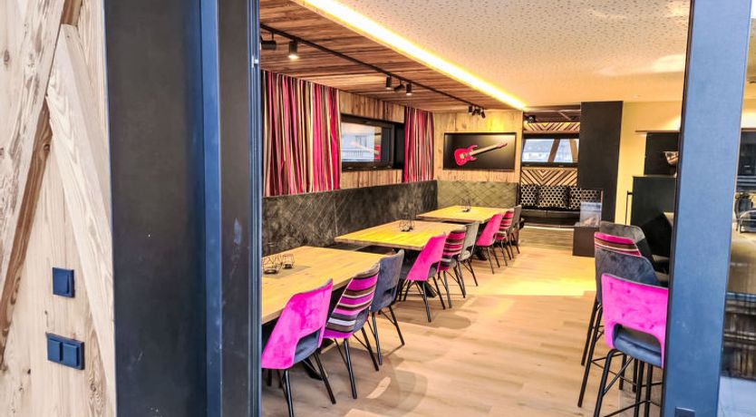 Photo of das rocking home