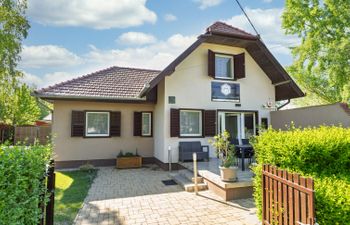 Iris Holiday Home