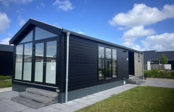 De Zeeparel Holiday Home