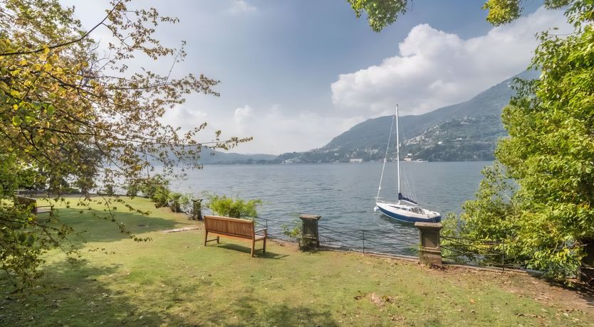 Photo of Romance on the Lake