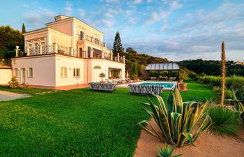 Red Topaz Holiday Home