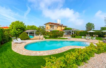 Blue Skies & Sea Flecks Holiday Home