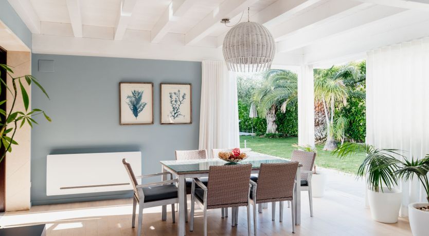 Photo of White & Sea