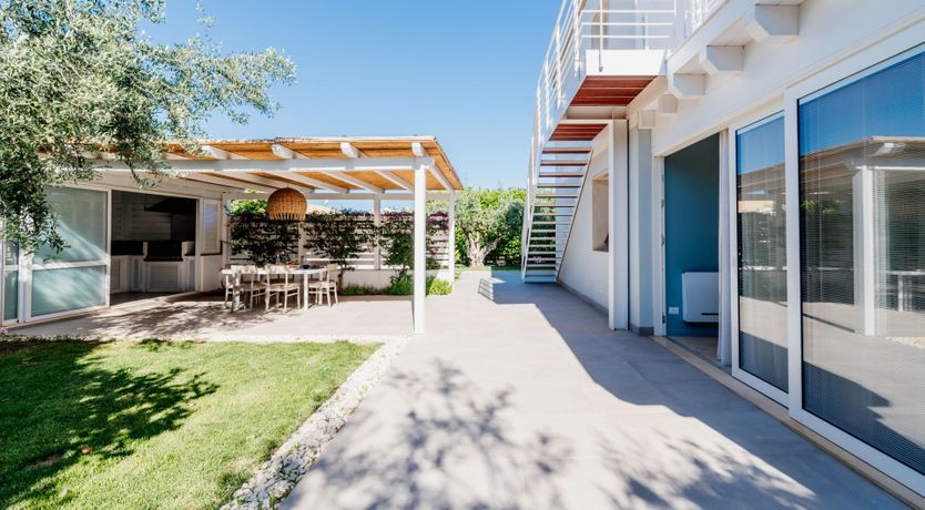 Photo of White & Sea