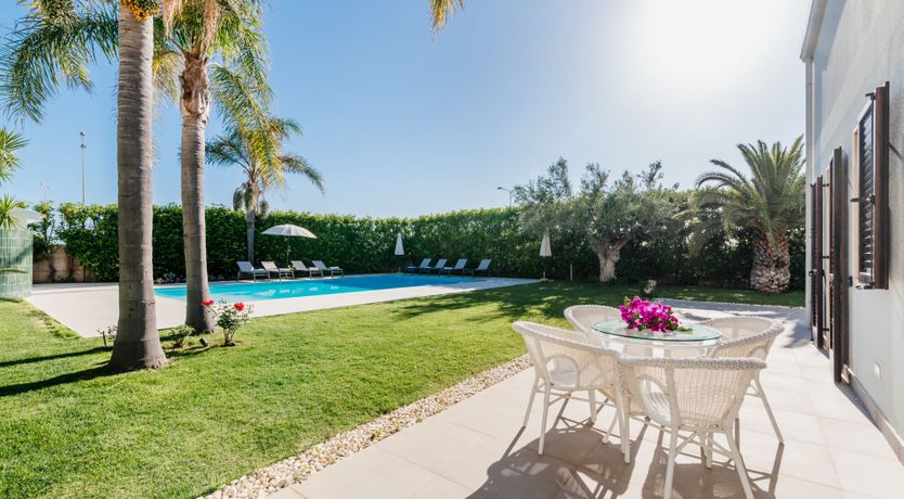 Photo of White & Sea