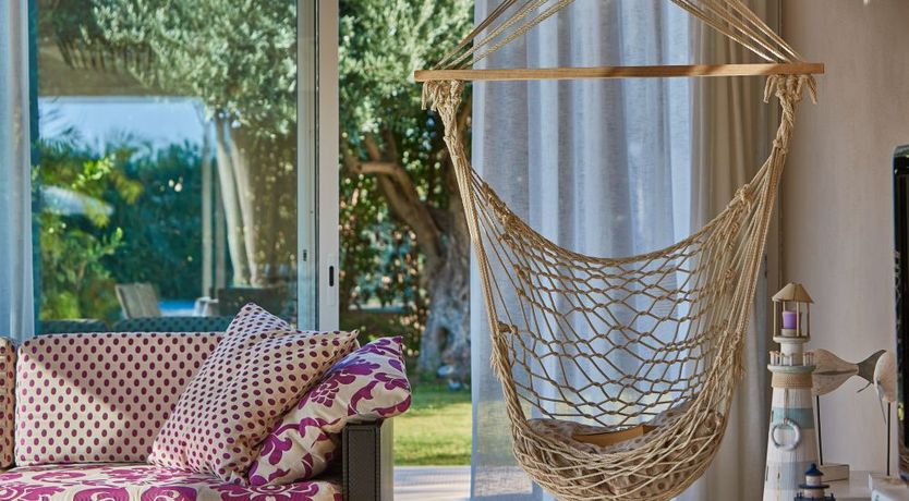 Photo of White & Sea