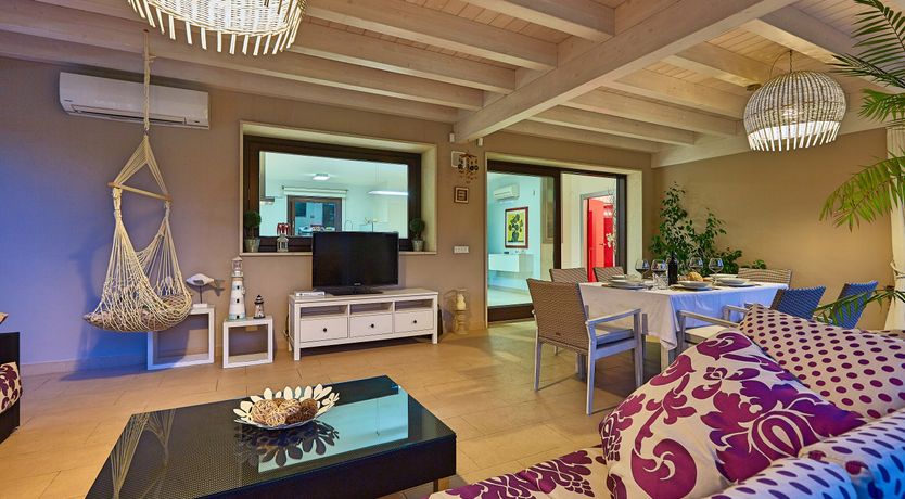 Photo of White & Sea