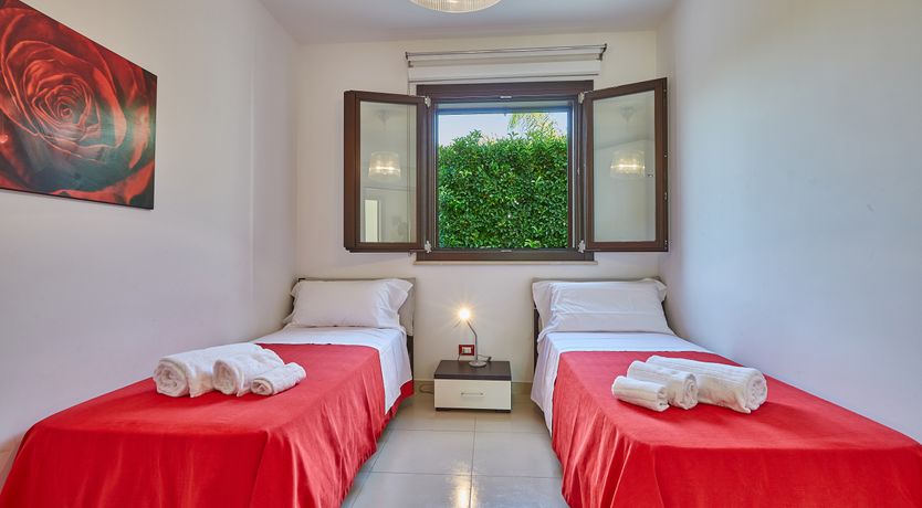 Photo of White & Sea