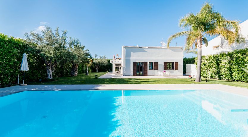 Photo of White & Sea