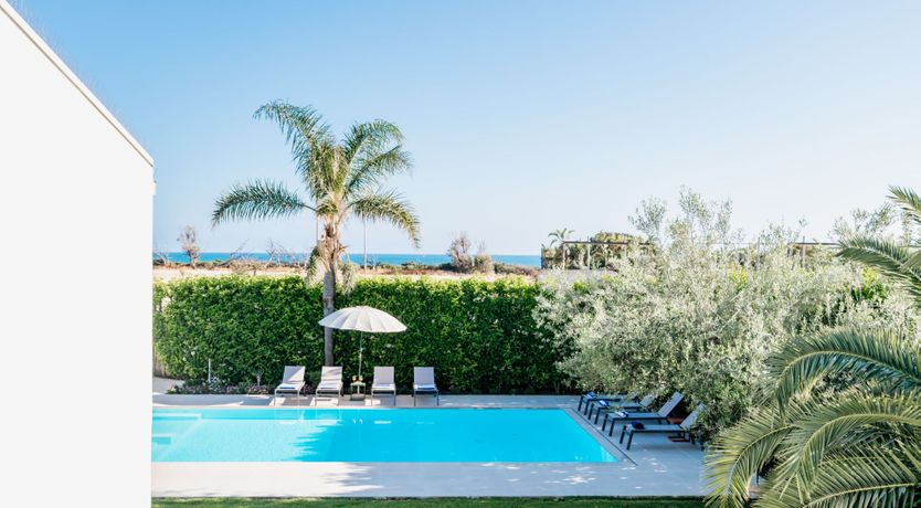 Photo of White & Sea