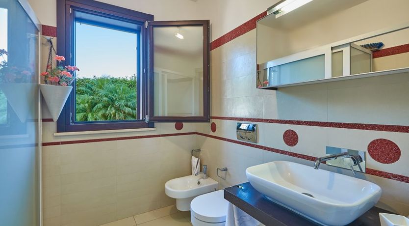 Photo of White & Sea