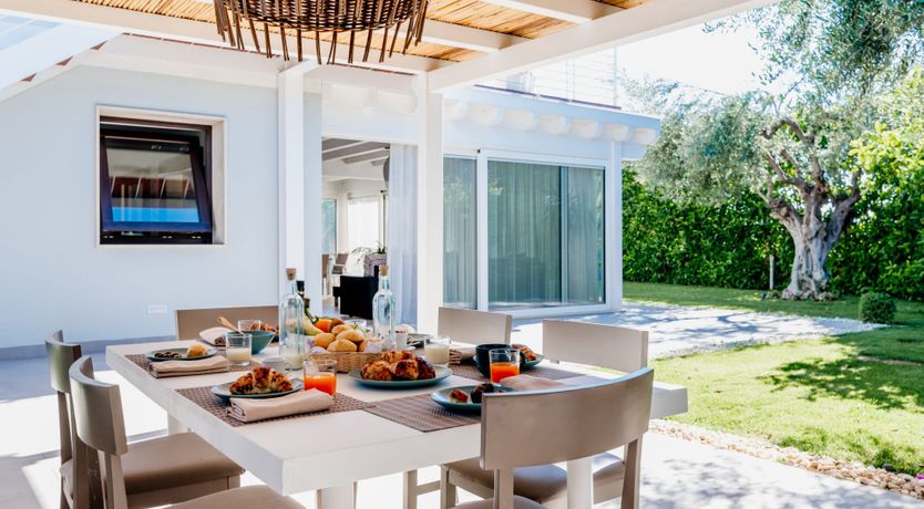 Photo of White & Sea