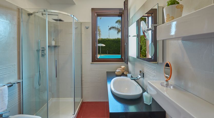 Photo of White & Sea