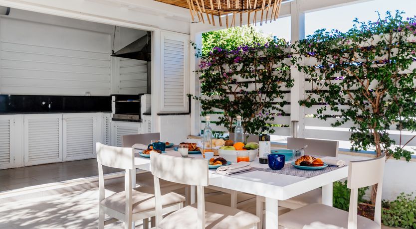 Photo of White & Sea