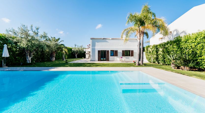 Photo of White & Sea