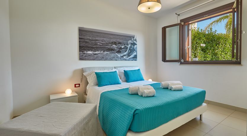 Photo of White & Sea