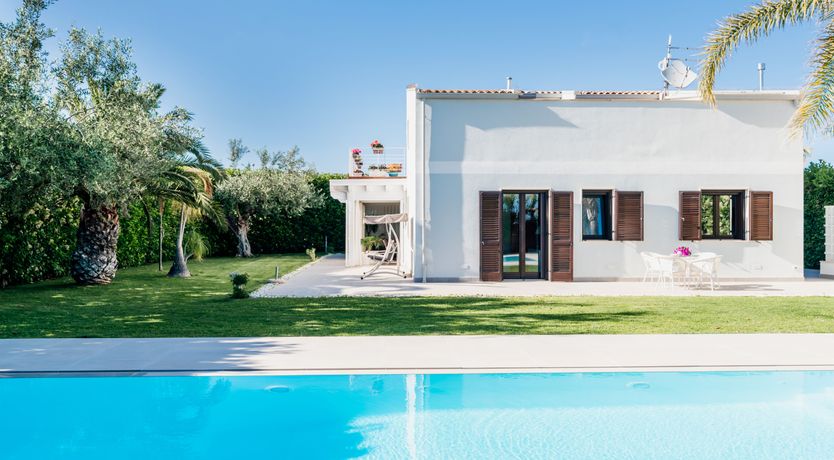 Photo of White & Sea