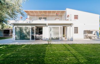 White & Sea Holiday Home