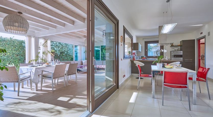 Photo of White & Sea