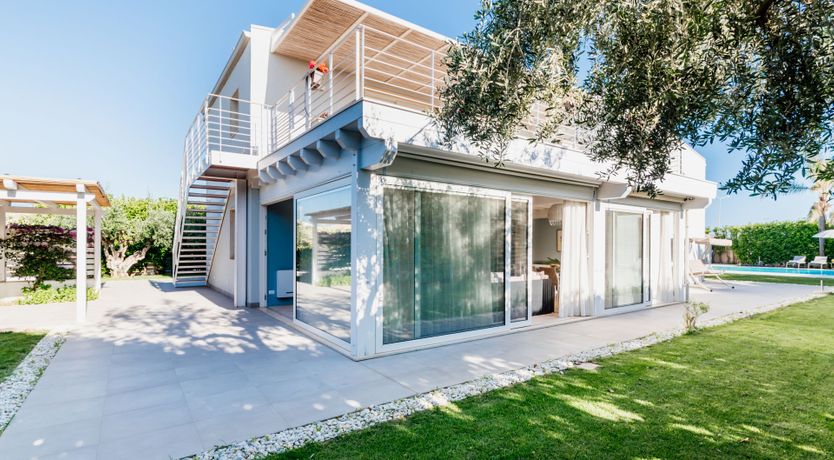 Photo of White & Sea