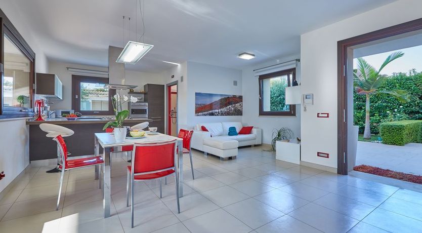 Photo of White & Sea