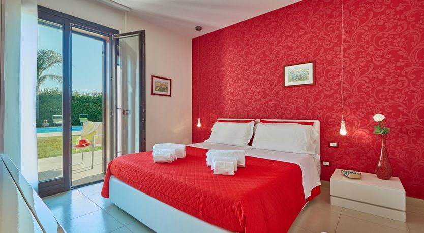 Photo of White & Sea