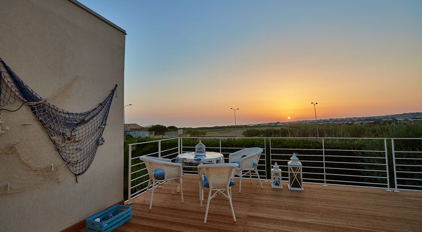 Photo of White & Sea