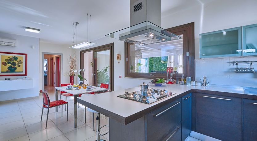 Photo of White & Sea