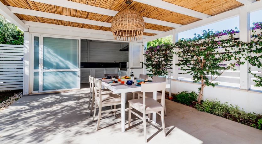 Photo of White & Sea