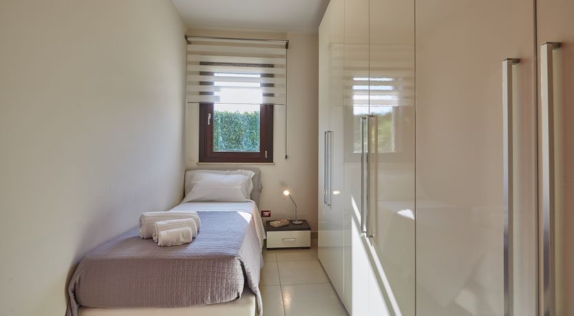 Photo of White & Sea