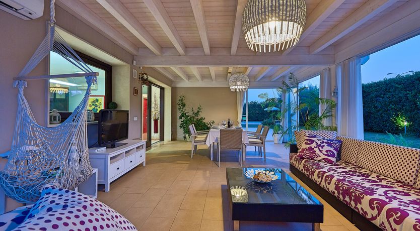 Photo of White & Sea