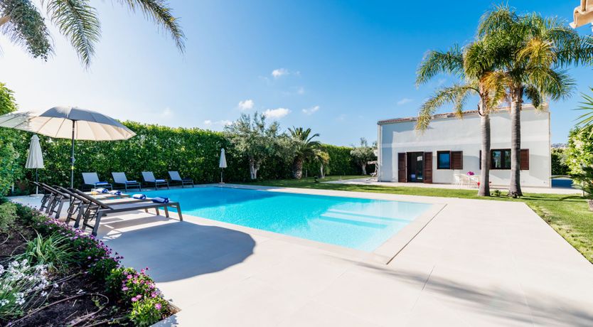 Photo of White & Sea