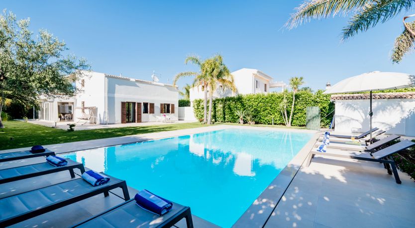 Photo of White & Sea