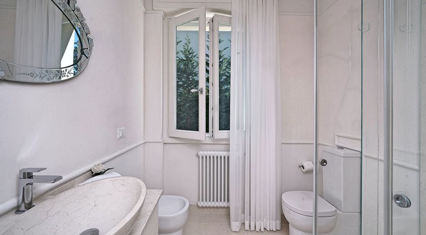 Photo of Roses & Cream