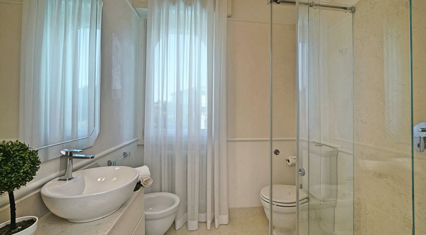 Photo of Roses & Cream