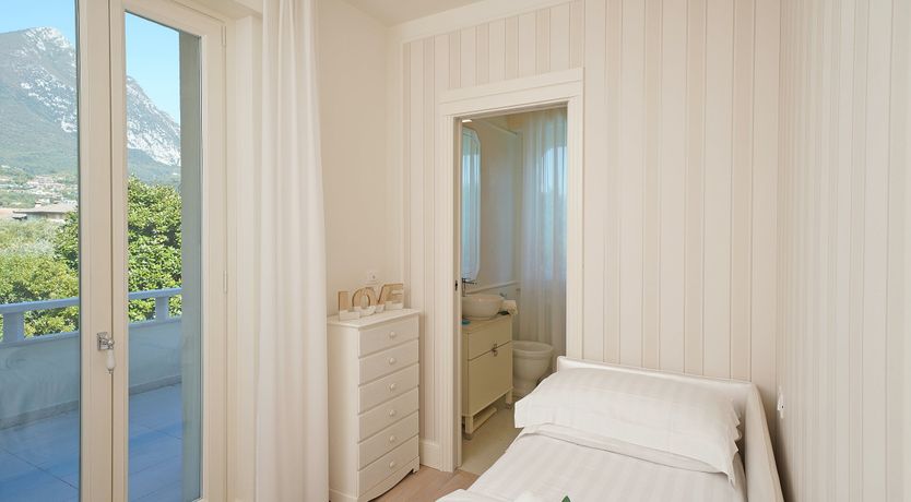 Photo of Roses & Cream