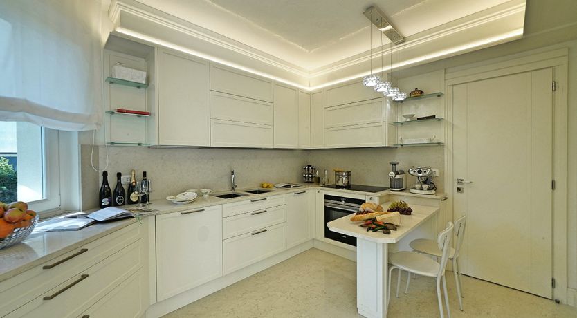 Photo of Roses & Cream