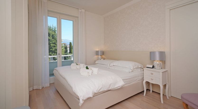 Photo of Roses & Cream