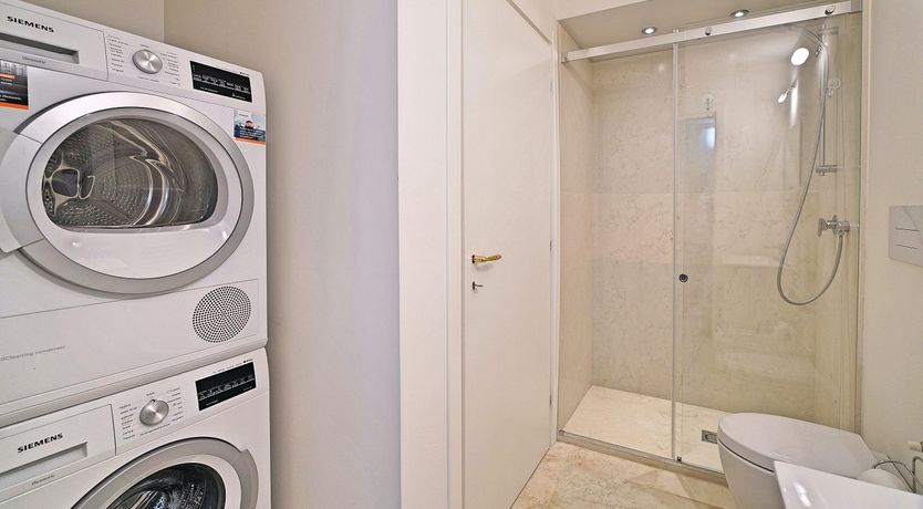 Photo of Roses & Cream