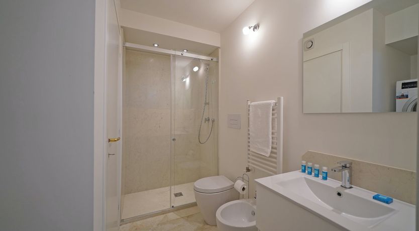 Photo of Roses & Cream