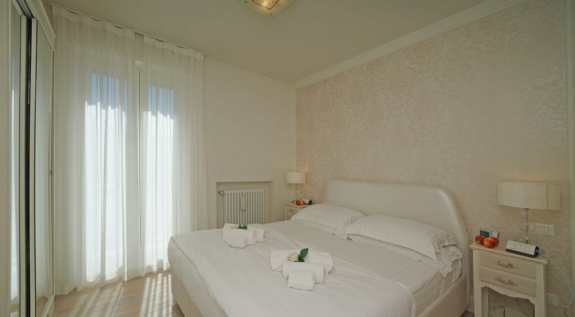 Photo of Roses & Cream