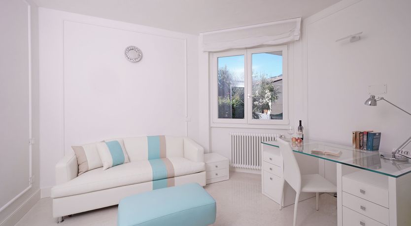 Photo of Roses & Cream