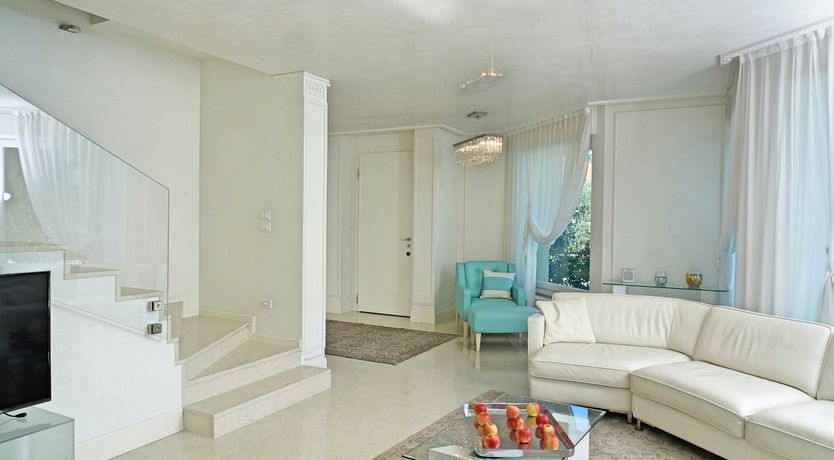 Photo of Roses & Cream