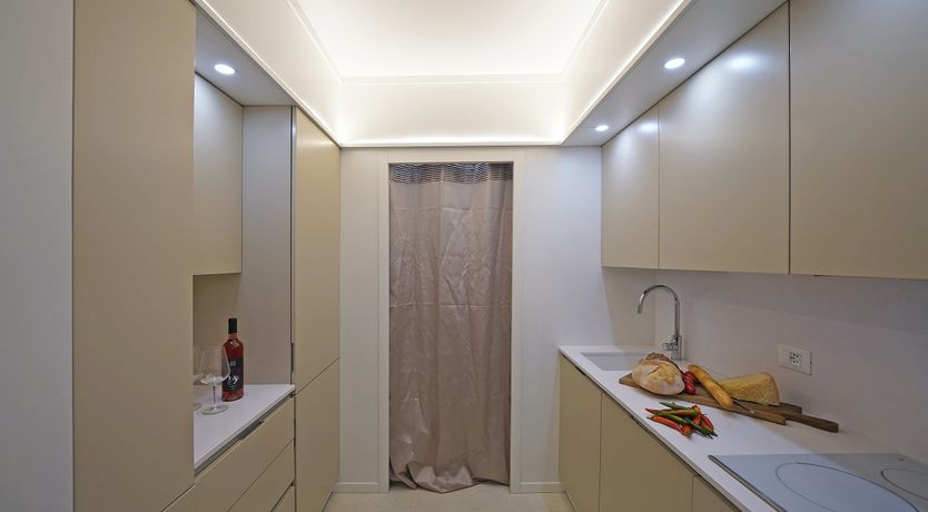 Photo of Roses & Cream